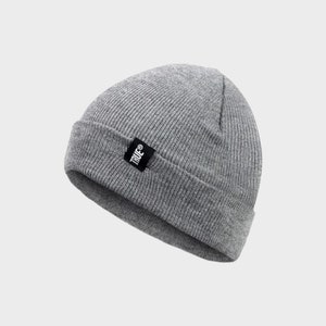 Puede incluir: Gorro de lana gris con un logotipo negro que dice "TRUE®" en el lateral.