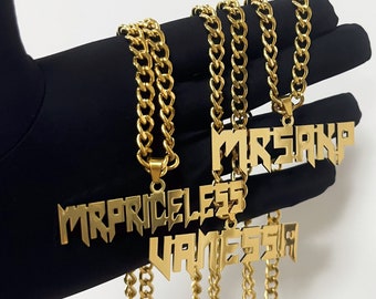Puede incluir: Cuatro collares de cadena de oro con colgantes de nombre personalizados. Los nombres son "MR.PRICELESS", "VANESSA", "MARSIANO" y "MR.PRICELESS".