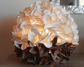 Lampada ortensia con bordatura bronzo