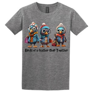 Birds of a Feather Shop Together Graphic T-shirt, bomullsskjorta