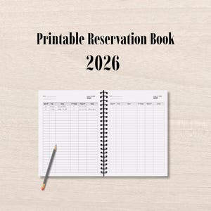 以下が含まれることがあります： 「Printable Reservation Book 2026」の文字が入った、黒い文字のリング綴じノート。開いたノートには、手書きの記入と鉛筆が描かれた罫線ページが表示されています。背景は明るい木目です。