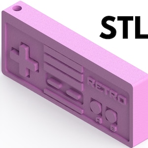 Può includere: Un portachiavi in plastica rosa a forma di controller per videogiochi retrò. Il portachiavi ha un foro nella parte superiore per essere attaccato a un portachiavi. Il controller ha un pad direzionale, quattro pulsanti e la scritta "RETRO" stampata su di esso.