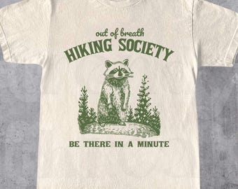 Camiseta Out of Breath Hiking Society | Camiseta gráfica engraçada para caminhadas | Camiseta Raccoon Trash Panda | Camiseta Nature Lover | Camiseta de algodão unissex para adultos