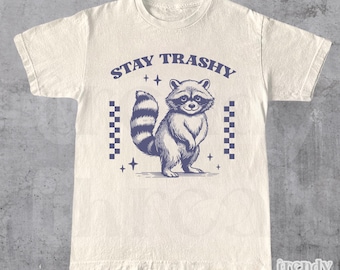 Camisa Stay Trashy, camisetas gráficas divertidas retro, camisa de mapache, camiseta gráfica meme, regalo amante del mapache, camisa gráfica divertida, camisetas gráficas meme