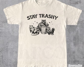 Camisa Stay Trashy, camisetas gráficas divertidas retro, camisa de mapache, camiseta gráfica meme, regalo amante del mapache, camisa gráfica divertida, camisetas gráficas meme