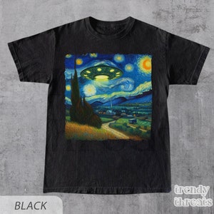 Könnte beinhalten: Schwarzes T-Shirt mit einem grafischen Druck eines UFOs, das über einem sternenklaren Nachthimmel fliegt, inspiriert von Vincent van Goghs Gemälde "Sternennacht".