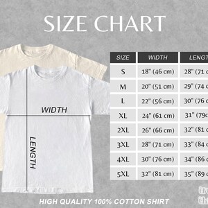 Op de afbeelding: Maattabel voor een T-shirt met maten in inches en centimeters. De maten vari&euml;ren van S tot 5XL. De tabel toont de breedte en lengte van elke maat.