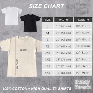 以下が含まれることがあります： Tシャツのサイズチャート。インチとセンチメートルでの測定値が含まれています。サイズはSから5XLまで、幅は46cmから81cm、長さは71cmから89cmです。3枚のTシャツが含まれています。
