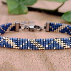 Handvävt Miyuki-armband i blått och silver – Delikat pärlarmband med mönster | Valbara storlekar | Boho smycken, gåva