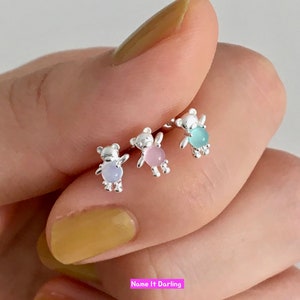 Piccolo orso Stud orecchino con opale , orecchino d'argento con chiusure a vite, orecchino animale dei cartoni animati, orecchino per animali domestici, orecchino animale, opale piercing