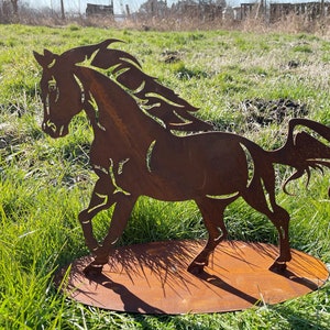 Cavalo galopando 43 x 30 cm em placa de ferrugem pátina decoração de jardim garanhão de metal galopando trote equitação cavaleiro estável presente decoração enferrujada casa de campo