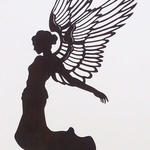 Könnte beinhalten: Schwarze Metallsilhouette eines Engels mit ausgebreiteten Flügeln. Der Engel ist im Flug mit einem fließenden Kleid und einem ruhigen Ausdruck dargestellt.