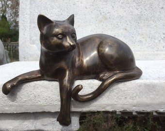 Bronze cat figure lying down, for edge, 25 cm long, bronze sculpture, animal figure, decorative gift, bronze statue