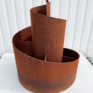 XL Rostig Metall Örtspiral 61x55x48cm Rostig Dekorativ Planter Ört Snigel Blomkruka Örtkruka Örtbädd Gåva Trädgårdsdekoration