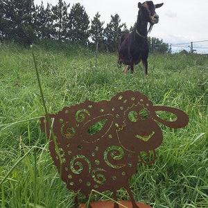 Ovelha louca 40 x 48 cm decoração de jardim com pátina de ferrugem louca animal de metal fazenda de cabras decoração de Páscoa decoração de primavera presente decoração enferrujada