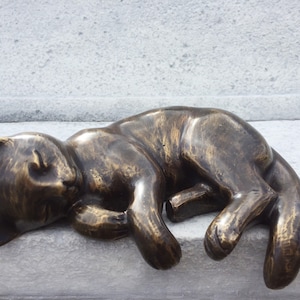 Bronzen figuur kat slapend voor rand 22 cm lang bronzen sculptuur dierfiguur decoratief geschenk bronzen beeld