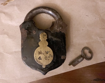 Lucchetto antico in ferro con chiave / Oggetto da collezione vintage /