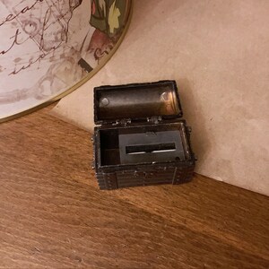Taille-crayon miniature en bronze, poids, balance, coffre / Objet de collection vintage / objets miniatures / image 9