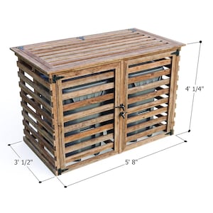 Puede incluir: Un cobertizo de almacenamiento exterior de madera con diseño de listones, dos puertas frontales y una tapa superior abatible. La estructura mide 172,7 cm de ancho, 92,7 cm de profundidad y 122,6 cm de alto, diseñada para albergar dos cubos de basura.