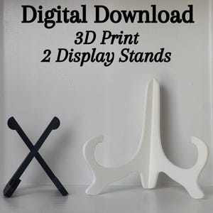Puede incluir: Descarga digital con dos expositores impresos en 3D. Uno es negro y en forma de X, el otro blanco con un diseño curvo. El texto "Digital Download 3D Print 2 Display Stands" está en la parte superior.