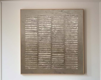 Puede incluir: Un interior de sala de estar moderno con una gran pintura abstracta sobre una chimenea. La pintura es en tonos de gris y blanco con una superficie texturizada. La chimenea es blanca con un hogar negro y una repisa negra. Hay dos grandes jarrones de cerámica a cada lado de la chimenea. Una mesa de centro de madera con una tapa de vidrio se encuentra frente a la chimenea.