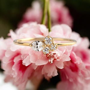 Round And Oval Diamond Cluster Engagement Ring 18K Gold Moissanite Cluster Ring Perfect for Wedding Anniversary Proposal Ring Gift For Her
