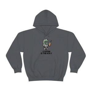 Sudadera Mando Coffee Lover - Regalo para fans de Space Wars Charcoal