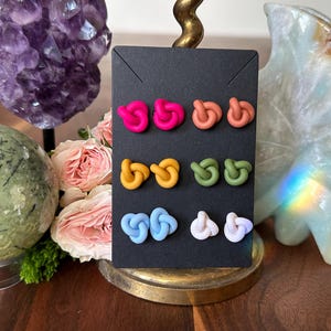 Geknotete Ohrstecker | Handmade Polymer Clay geknotete Ohrstecker | Fuchsia, Terrakotta, Senf, Oliv, Hellblau, Frostweiß
