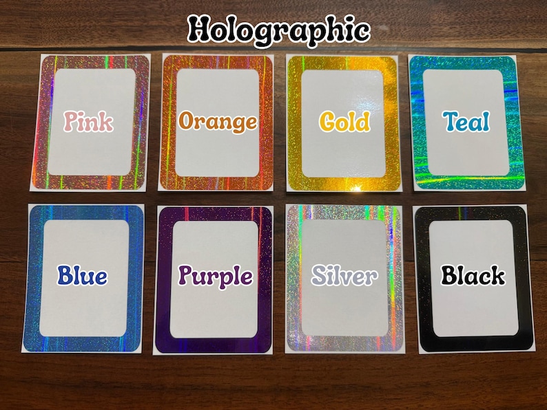 K&ouml;nnte beinhalten: Acht holografische Aufkleber in verschiedenen Farben, darunter Rosa, Orange, Gold, T&uuml;rkis, Blau, Lila, Silber und Schwarz. Jeder Aufkleber hat eine rechteckige Form mit einem wei&szlig;en Zentrum und einem farbigen Rand. Das Wort "Holographic" steht oben.