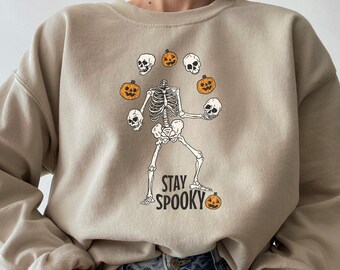 Sudadera con esqueleto de calabaza haciendo malabarismos y Stay Spooky, camiseta de terror de Halloween, camiseta de Jack-O-Lantern, camiseta de esqueleto bailando