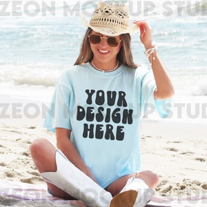 Comfort Colors C1717 Chambray Mockup Übergroßes Chambray Blau Tshirt Mockup Trendy Mock Cowgirl Western Mockup Küstenstrand Modell Mockup