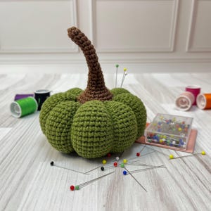 Pumpkin Green Pin Cushion with Pins, Handmade Needle Cushion, Sewing Tool, Pin Holder, Crochet Pin Cushion, Pincushion, Gift for Sewers