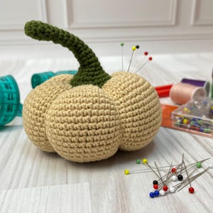 Pumpkin Pin Cushion with Pins, Handmade Needle Cushion, Sewing Tool, Pin Holder, Crochet Pin Cushion, Decorative Pincushion, Gift for Sewers