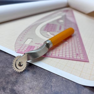 Rotella di tracciatura per la riproduzione di modelli, rotella dentata per marcatura di tessuti, gesso da sarto, set di carta millimetrata, rotella di copiatura da sarto, regali di cucito