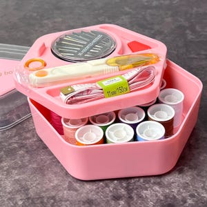 Kit da cucito, set completo per lavori artigianali con aghi, filo, metro a nastro e accessori, strumento da cucito, regalo di cucito per sarte e artigiani