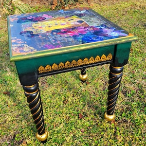 Foto de stock. No ordene. Puedo duplicar esta mesita de noche Bdrm, mesa auxiliar LR, negro, verde, pan de oro, &quot;El beso&quot;, madera maciza, pintada a mano