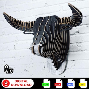 Puede incluir: Decoración de pared de cabeza de toro de madera en blanco y negro. La cabeza de toro está hecha de múltiples capas de madera, creando un efecto 3D. La cabeza de toro está montada en una pared blanca. La imagen incluye el texto "DESCARGA DIGITAL" y los tipos de archivos "CDR, DXF, SVG, AI".
