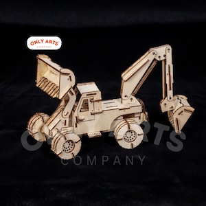 Puede incluir: Modelo de excavadora de madera con un diseño detallado. El modelo presenta un gran cucharón, una cabina y ruedas. El texto "ONLY ARTS COMPANY" es visible. La excavadora está hecha de madera clara y se encuentra sobre un fondo oscuro.
