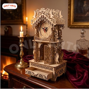Puede incluir: Un reloj de madera con intrincados detalles cortados con láser, que presenta una esfera, arcos decorativos y un pequeño cajón. El reloj es de color marrón claro y está colocado sobre una superficie de madera. El diseño incluye pájaros y motivos florales.