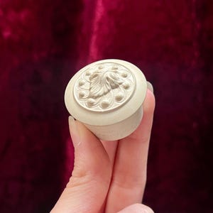 Vintage Trinket Box - 1930s Celluloid Snuff / Pill Box - Molded Leaf Design
