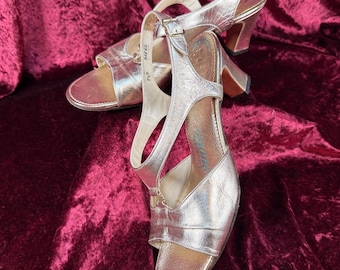 Vintage Shoes - 1970s Faux Leather Shiny Gold Dancing Heels - Size 7.5 - Amano USA
