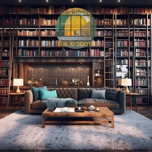 Könnte beinhalten: Eine luxuriöse Bibliothek mit raumhohen Bücherregalen voller Bücher. Ein braunes Ledersofa mit blauen Kissen und ein weicher, weißer Teppich schaffen eine gemütliche Sitzecke. Ein Holztisch und Lampen vervollständigen den Raum. Der Text "Backdrop Backrooms" ist sichtbar.
