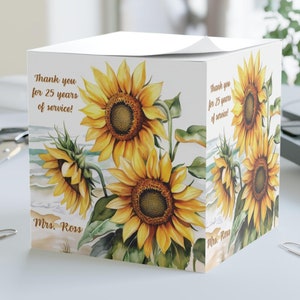 Kub med klisterlappar, anpassningsbar solrosstranddesign, personligt anteckningsblock, skrivbordsorganisatör, kontorsmaterial, present till lärare