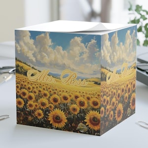Kub med klisterlappar, personlig design med solrosfält, anpassat anteckningsblock, blommig skrivbordsdekoration, anteckningsblock med gul blomma, kontorsmaterial som present