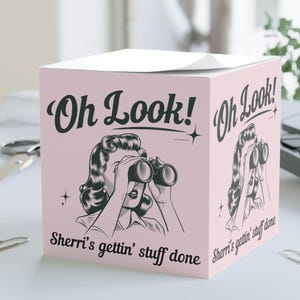 Kub med klisterlappar, retro vintage kvinna med kikare, personligt roligt citat, skrivbordsdekor, anpassat anteckningsblock, present till kollega