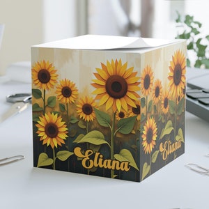 Personlig anteckningsblock med solrosmotiv, blommig anteckningsblock i pappersskuren stil, anteckningsblock med eget namn för kontor eller hem, båsdekor, present