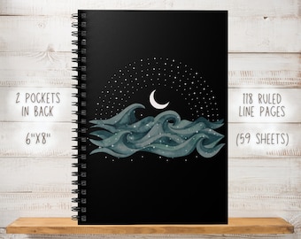 Puede incluir: Cuaderno negro de espiral con una ilustración de acuarela de olas y una luna creciente sobre un cielo estrellado. El cuaderno tiene 118 páginas rayadas (59 hojas) y dos bolsillos en la parte posterior. Mide 15,24 cm por 20,32 cm.