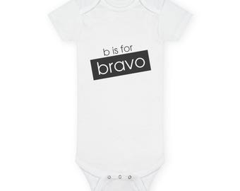 B de Bravo Body de bebé orgánico inclinado®