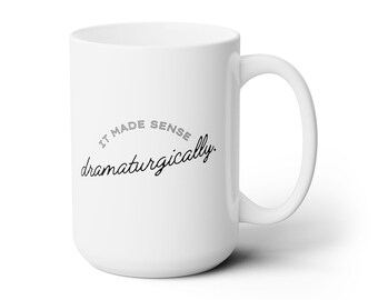 Taza de cerámica blanca de 15 oz con la frase "Tenía sentido dramáticamente".