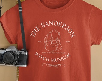 Het Sanderson Witch Museum, De thuisbasis van de Zwarte Vlam Kaars, Halloween Shirt, Herfst Mode, Sanderson Heksen, Happy Halloween
